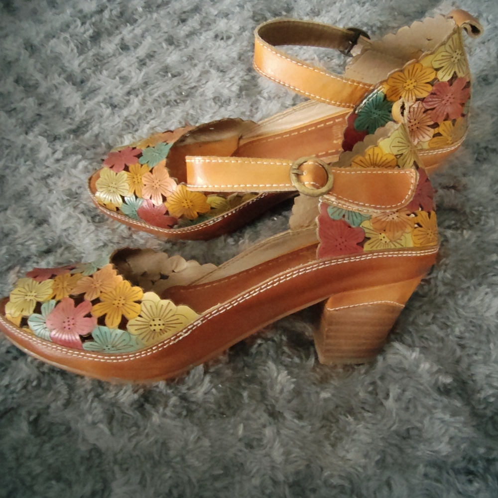 L'ARTISTE Floral Multicolor Sandals Size 9.5